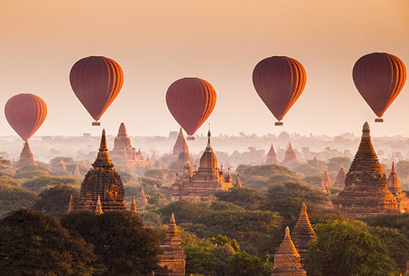 Temples et montgolfières dans le site de Bagan