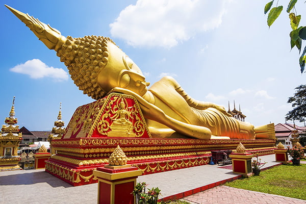 Statue allongée de Bouddha au Laos