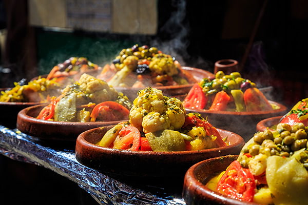 Plats de tajine aux légumes marocains