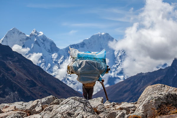 Porteur sur le mont Everest