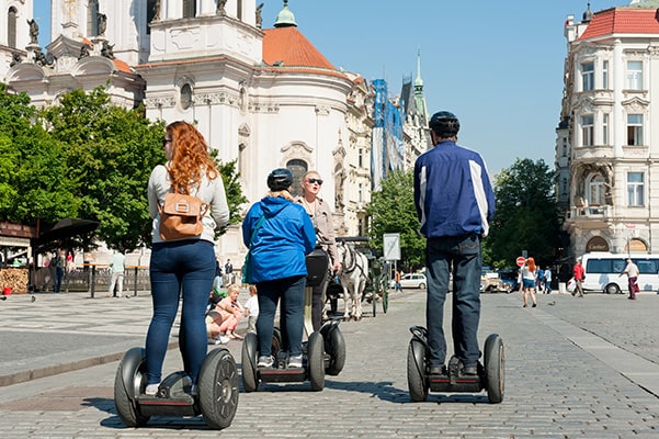Touristes visitant Prague en Segway