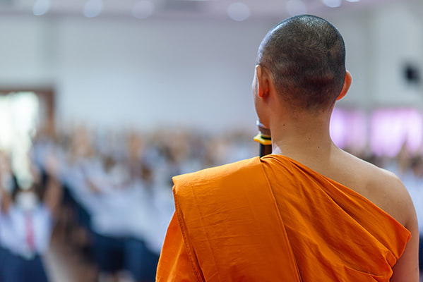 Moine pratiquant le bouddhisme Theravada