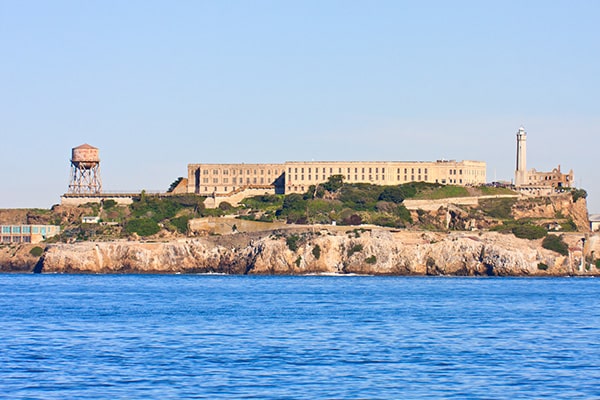 Vue depuis la mer de la prison d'Alcatraz