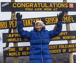 À 86 ans, elle gravit le plus haut sommet du Kilimandjaro