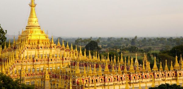 La pagode d'or, rocher sacré de Birmanie