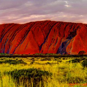 Le célèbre inselberg du désert australien, façonné sur des milliers années