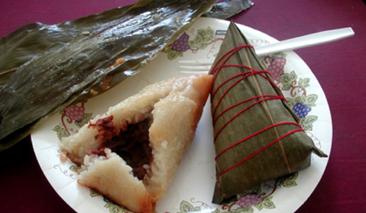 Le zongzi : gâteau de riz gluant et plat traditionnel du Duanwu