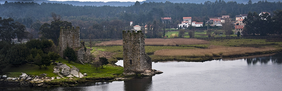 Los Torres de Catoira, vestiges des anciennes fortifications de la ville qui en comptaient sept