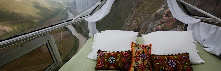 Parmi les logements les plus insolites d'Amérique du Sud, Une bulle de verre suspendue à flanc de falaise au Pérou