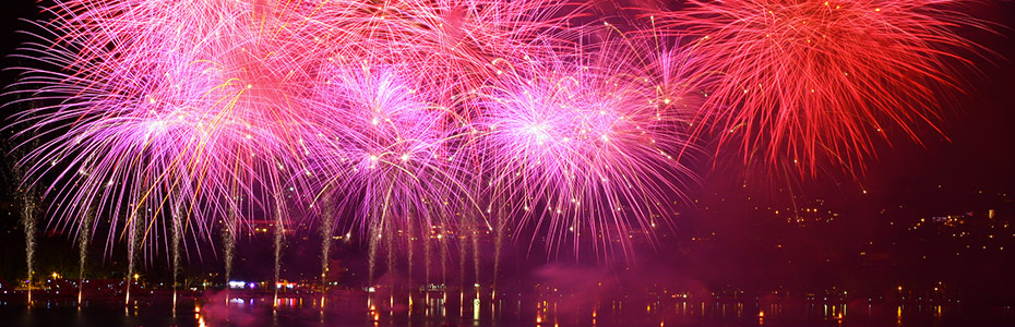 Annecy, ville d'eau voit son feu d'artifice tiré au dessus du lac pour un résultat spectaculaire