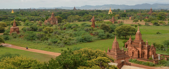 Vision en hauteur de la plaine des temples de Bagan. Beautés architecturales et verdure environnante 