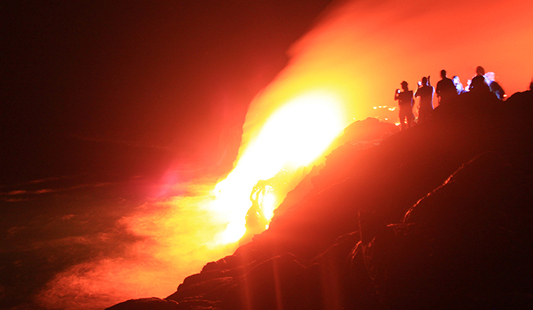 Eruption volcanique a Hawai, coucher de soleil et lave ...