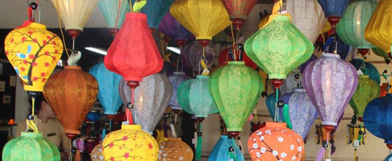 Visuel sur les lampions multicolores en soie d'Hoi An. 