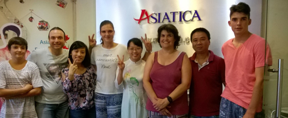 Toute la famille caiazza pose avec sourire avec l'équipe d'asiatica travel, agence réceptive locale au vietnam