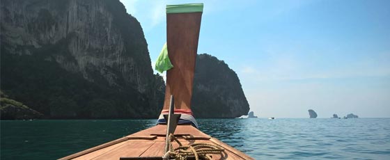 Balade en bateau dans la région de Krabi en Thaïlande.