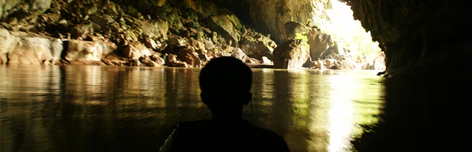 Parcourir les grottes de Konglor en bateau est une expérience à ne pas manquer.