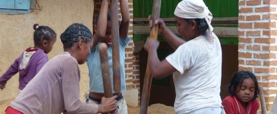 Femmes travaillant pour le village à Madagascar.