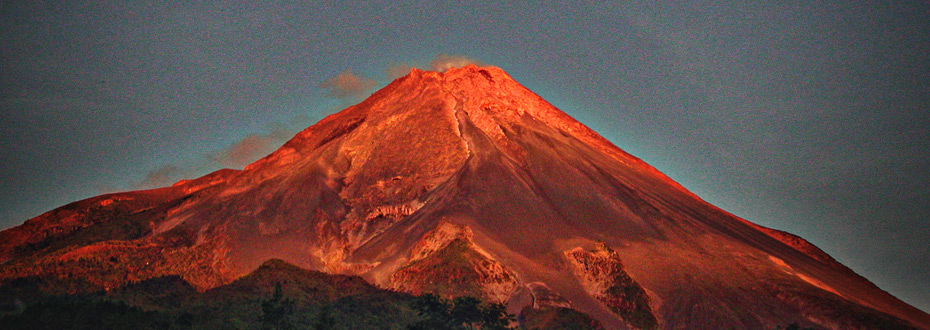 Volcan Merapi, éclairé par les rayons du soleil couchant