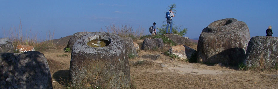 Site archéologique comprenant de nombreuses jarres au Laos.