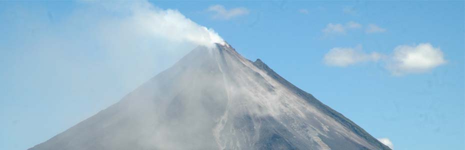 Le volcan Arenal en éruption au Costa Rica.
