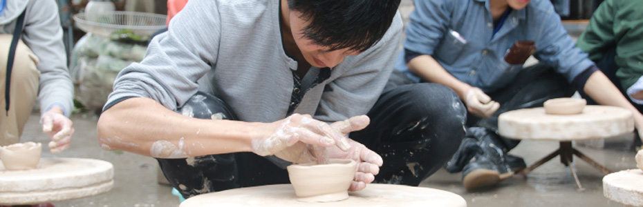 Faire de la poterie est une activité très appréciée des enfants lors d'un voyage en famille au Vietnam.