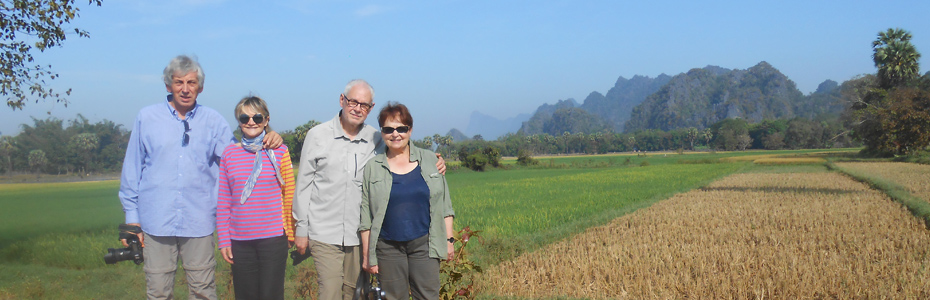 Deux couples d'amis en voyage en Birmanie.