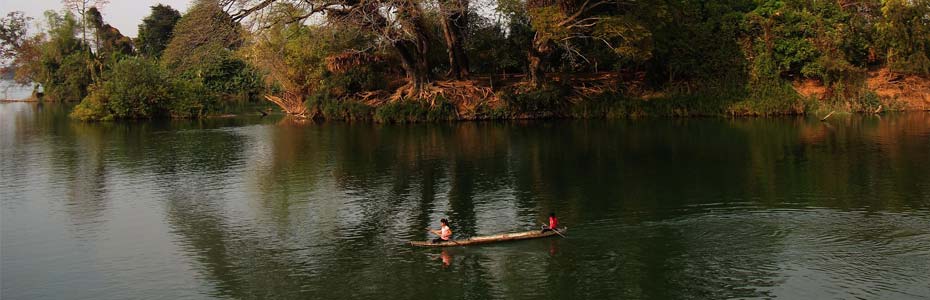 Balade en barque lors d'un voyage au Laos en famille.